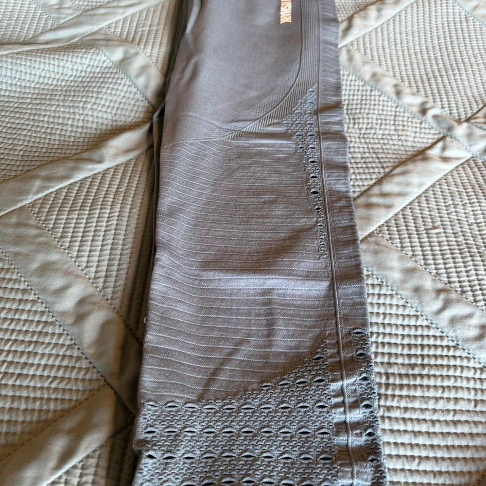 Greenish Gymshark leggings with textured Size S - Picture 3 of 4